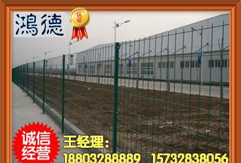 宣威市雙邊絲防護網、350絲浸塑不生銹3*1.8隔離柵大量現