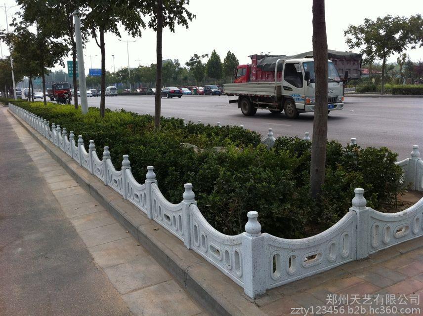 供應(yīng)鄭州市大   小   草坪護欄水泥產(chǎn)品及模具